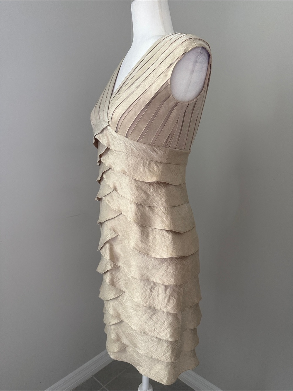 ADRIANNA PAPELL Champagne Layered V-Neck Cocktail Dress 4P - Picture 5 of 16